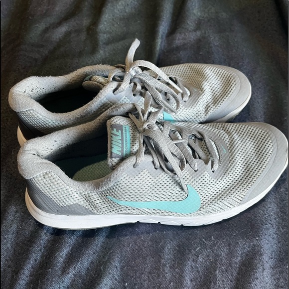 NIKE womens running shoe - Picture 2 of 4